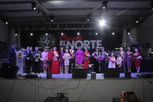 La alcaldesa, Mari Carmen Soriano; y los concejales de su equipo de gobierno, con la Reina de las Fiestas, sus Damas, el Míster, la preja infantil y 