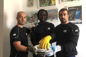 Segura dirige varias escuelas de porteros en la provincia junto a Papa Masse.