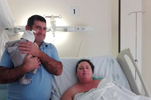 El primer nacido de Almería, Francisco Fernando, junto a sus padres.