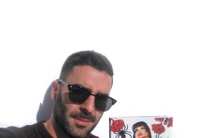 Lorente con un ejemplar de las memorias de La Veneno y su ilustración.