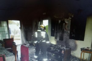 Los bomberos, durante su intervención en la casa de Mojácar