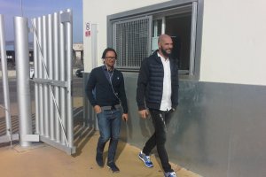 David García y Rivas, los nuevos agentes de Puertas, entrando al Estadio Mediterráneo.
