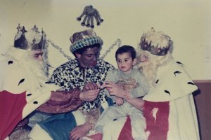 El alcalde, Fernández-Pacheco, en una imagen de niño junto a Sus Majetades de Oriente . R.F.P.