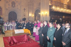 Gabriel Amat, presidente de la Diputación; Miguel Ángel Castellón, teniente de alcalde; teniente coronel Mosquera; Carmen Navarro, diputada nacional;