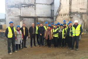 El diputado del PFEA y el alcalde huercalense junto a los trabajadores en una de las calles que se acondicionará.