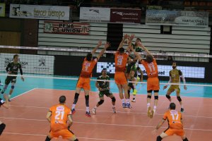 Borja Ruiz en una jugada del Teruel-Unicaja de la Supercopa.