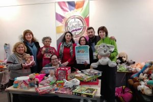 Las Asociaciones Juvenil y Pisaica de Viator con los juguetes recogidos.