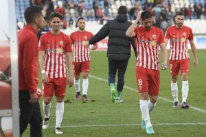 Los jugadores decepcionados tras la derrota.