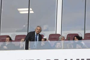 Alfonso García sentándose en el palco.