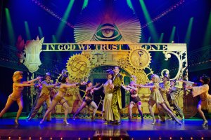 El musical está protagonizado por María Adamuz (Sally) y Armando Pita (Emcee).