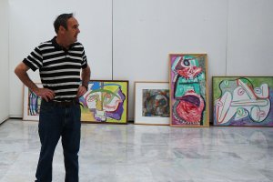 Gadea, con sus obras al fondo.