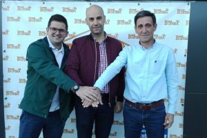 Los concejales de Viator y Huércal con el gerente de Cash Borosa.