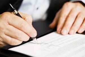 Momento de la firma de una escritura.