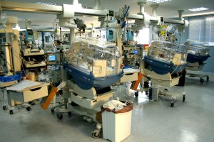 Incubadoras para los bebés prematuros.