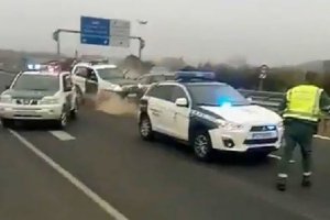 Momento del impacto del coche "kamikaze" con uno de los vehículos de la Guardia Civil.