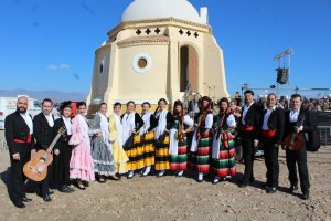 Grupo de Coros y Danzas Municipal Virgen del Mar ante la Ermita de Torregarcía.
