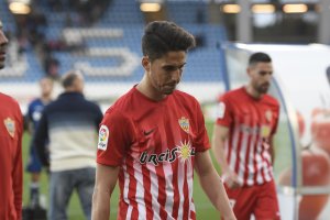 Fidel se retira del campo tras la derrota.