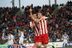 Aleix Vidal y Charles celebran un gol del Almería.