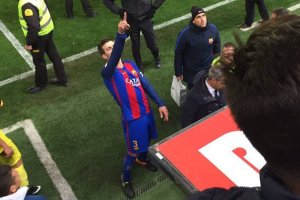 Piqué señala con el dedo al palco.