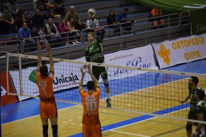 El opuesto de Unicaja, Alemáo, rematando a la pista de Teruel.