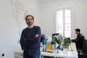 Luis Roca, fundador del Space Coworking, en la plaza de la Administración Vieja.