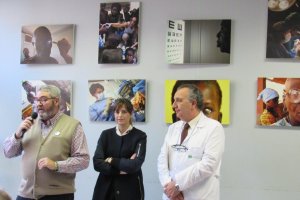 En la imagen, inauguración de la muestra que puede verse en el Hospital de Poniente.