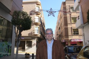 Tomás Elorrieta delante de uno de los adornos navideños en las calles de El Ejido.