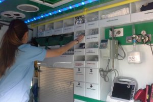 Una sanitaria en el interior de una unidad móvil del 061.