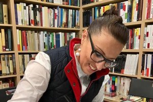 Mª del Mar Saldaña firma un ejemplar de su última obra.