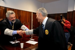 García Calderón saluda a Antonio Pérez-Gallegos en la toma de posesión de 2011