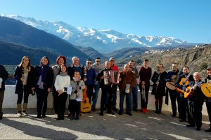 Los componentes de las cuadrillas que recorren el pueblo, con Sierra Nevada al fondo.