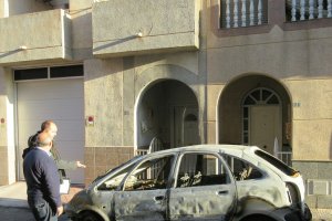 Vehículo quemado recientemente en una de las calles roqueteras.