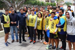 Corredores con el alcalde de El Ejido dispuestos a prender la antorcha de San Antón.