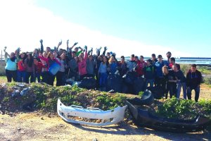 Alumnos del IES Fuente Nueva en el espacio de los artos de El Ejido.