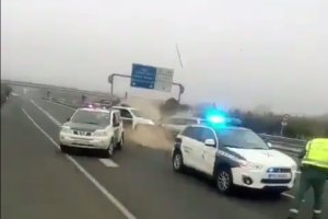 Impacto del kamikaze contra los vehículos de la Guardia Civil en la A92.