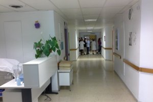 Pasillo de una de las áreas de hospitalización de Torrecárdenas.