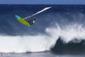 El campeón del mundo de windsurf, el almeriense Víctor Fernández, participa en el encuentro médico.