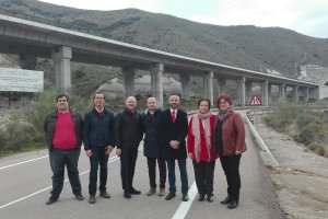 Delegados de la Junta ante los túneles del AVE.