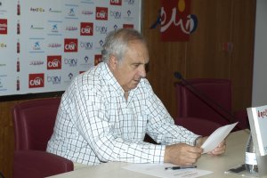 Alfonso García repasa la lista de fichajes.