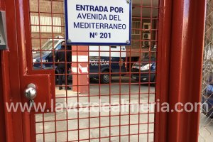 Salida del detenido hacia los juzgados.
