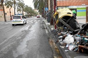 La quema de contenedores preocupa en ciudades coo Almería (imagen) y El Ejido.