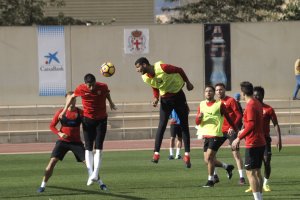 Joaquín y Juanjo luchando por un balón.