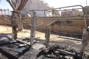 Contenedores quemados en Santa María del Águila. La foto es del periódico D-Cerca.