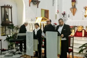 El alcalde de Fondón, Francisco Álvarez; presentando a la periodista Paloma Gómez Borrero; el barítono Luis Santana; y el pianista Antonio López.