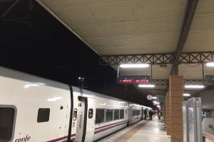 Salida ayer del Talgo hacia Madrid.