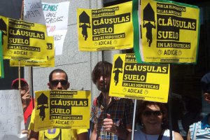 Protesta  de afectados por las cláusulas suelo en una de las tantas concentraciones organizadas por organizaciones de consumidores y usuarios de la b