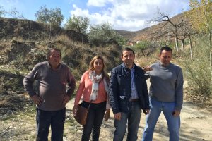 Imagen de la diputada con regantes de Macael.