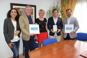 Eloísa Cabrera y Luis Miguel Carmona con los responsables de la empresa Luxair.