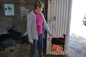 La dueña de una de las explotaciones muestra los destrozos que los ladrones hicieron en la puerta de su almacén.