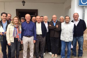 La diputada con un grupo de regantes en Taberno